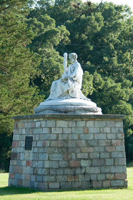 statue in honor of American War Mothers