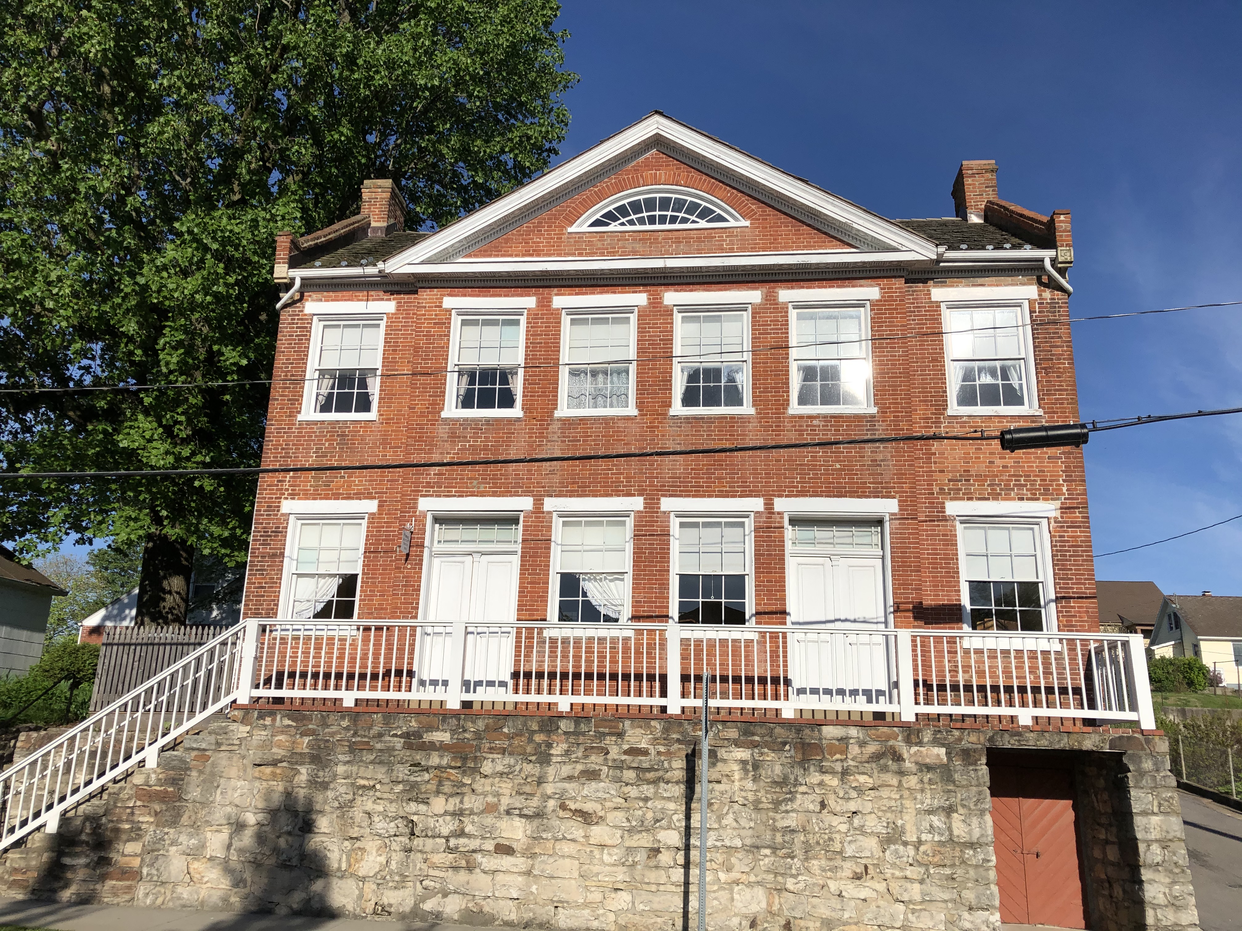 Front facade of Pommer-Genter House