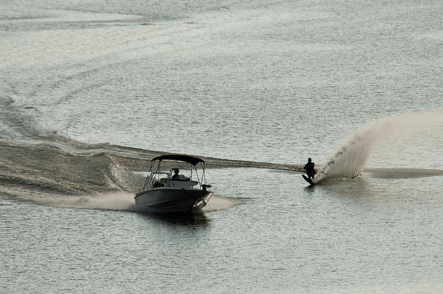 a boat pulling a skier on the lake