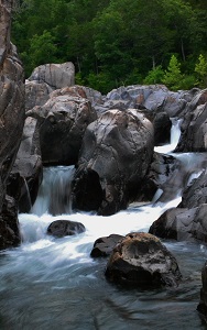 water flowing through the large rocks 