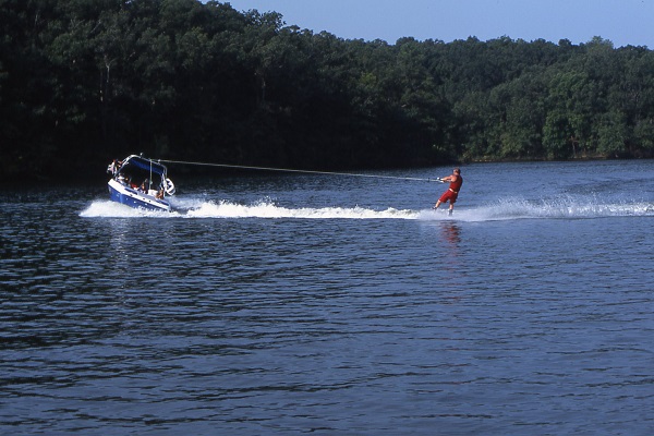 a boat pulling a skier on the lake